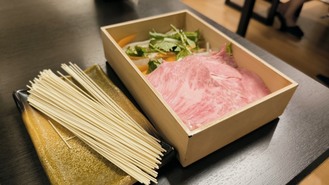 ホテルで豪勢な食事 肉