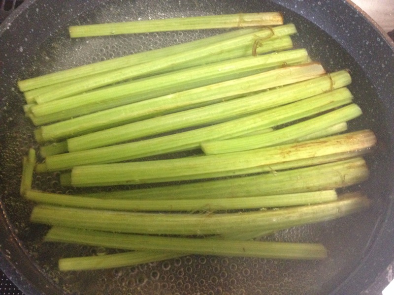 つまみ 独特の癖がたまらない フキの煮物 を作ってみました これは ほぼ山菜ですね 煩悩退散