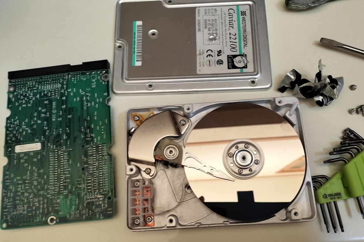 ハードディスク 分解 破壊 方法 ( HDD 破棄 トルクスドライバー 星形