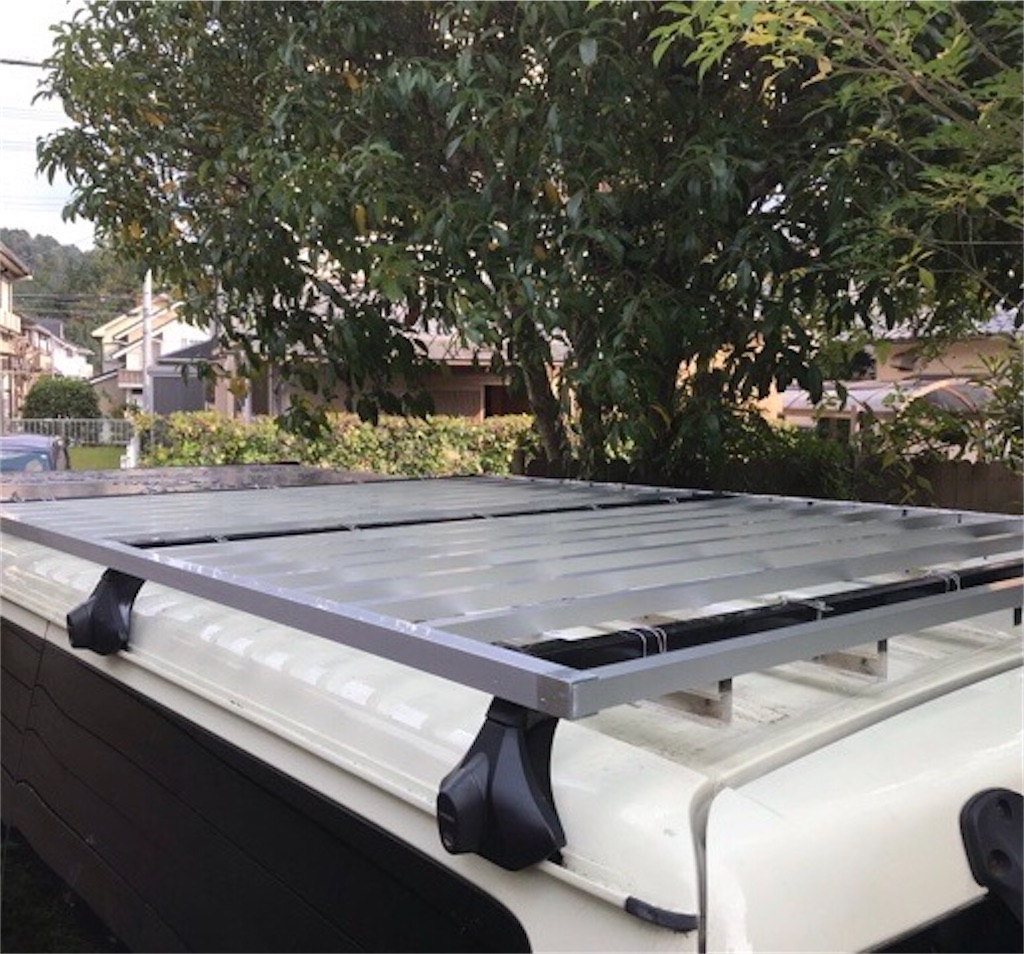 ハイエース キャンプに ルーフキャリア なんでも乗っちゃう