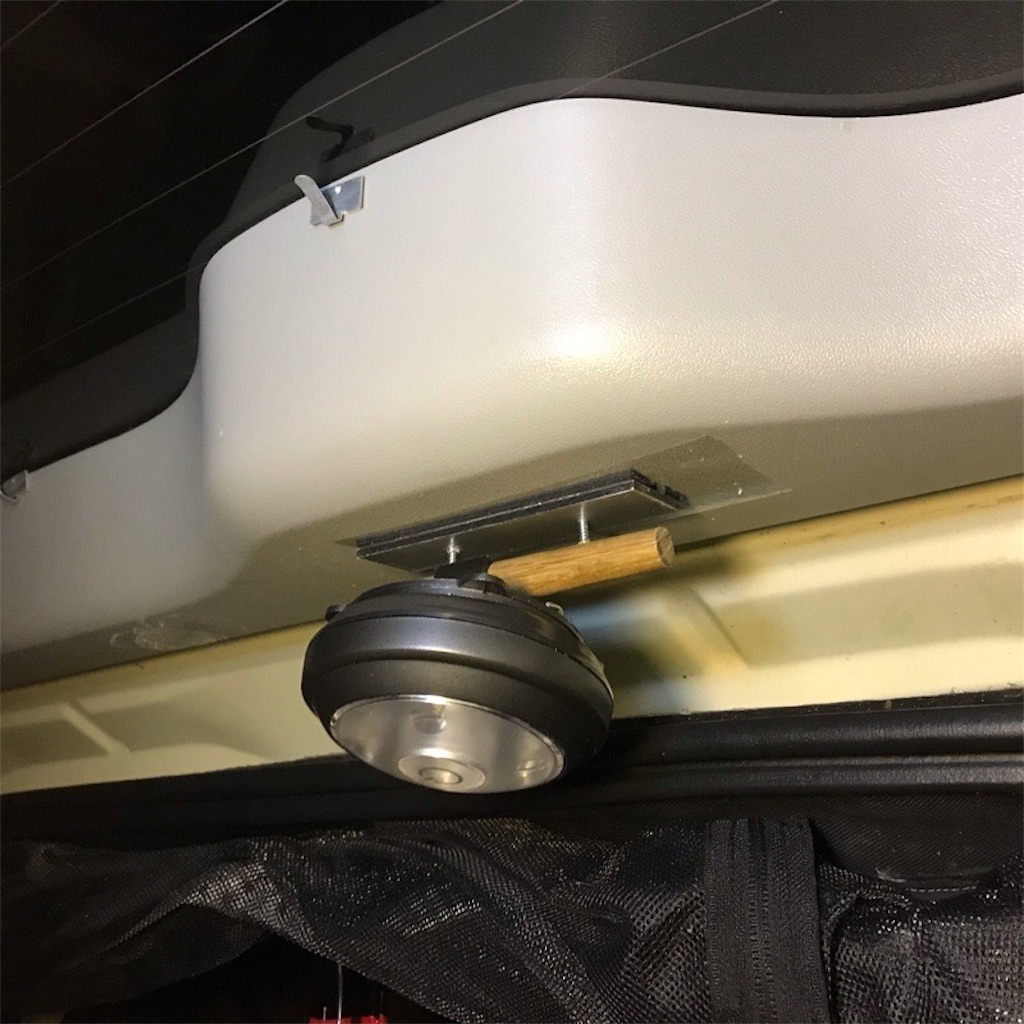 車中泊ハイエース リアゲートにledライトを設置 ハイエース4人家族で車中泊 ナローボディでも快適なバンライフを