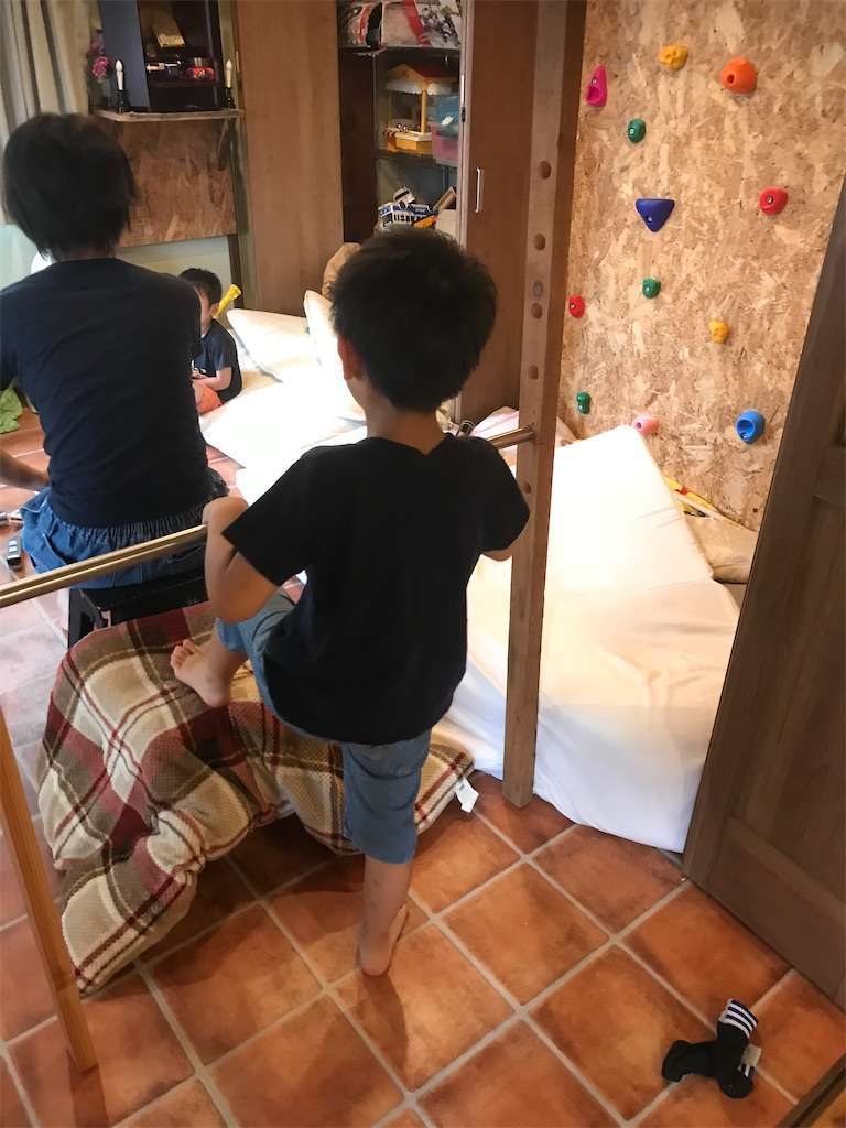 自宅プレイルームに鉄棒をdiy ハイエース4人家族で車中泊 ナローボディでも快適なバンライフを