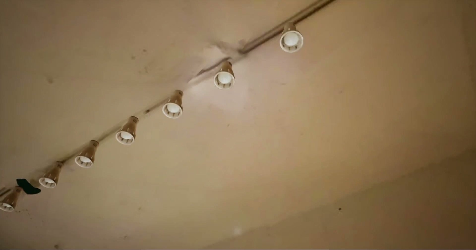 Yugen_Company_Warashi_Real_Estate_ceiling_light