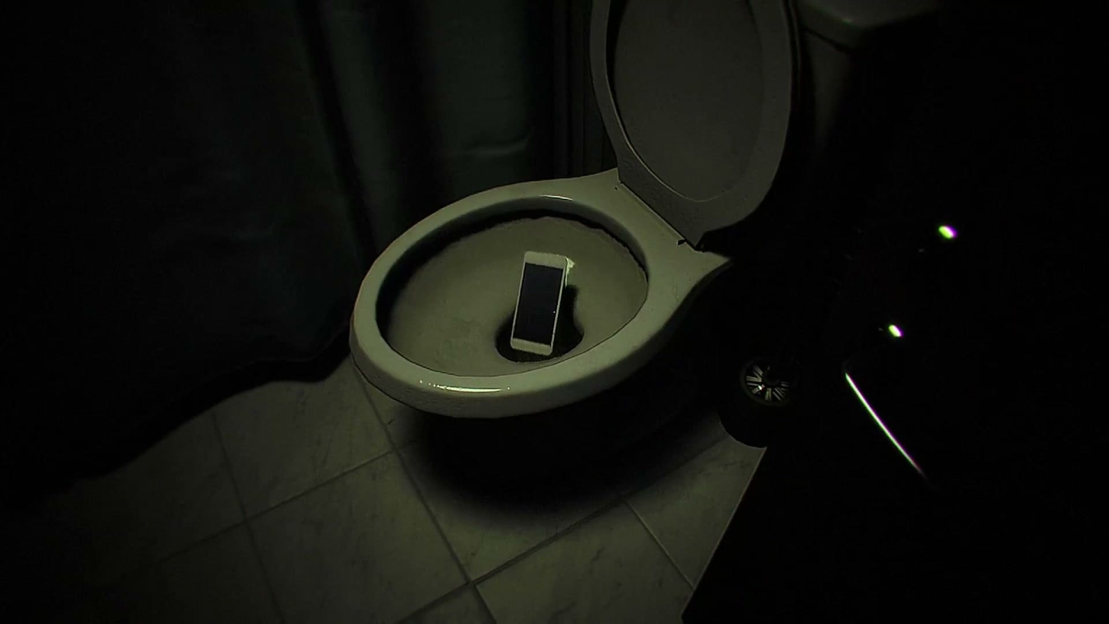 Dread_Neighbor_sato_smartphone