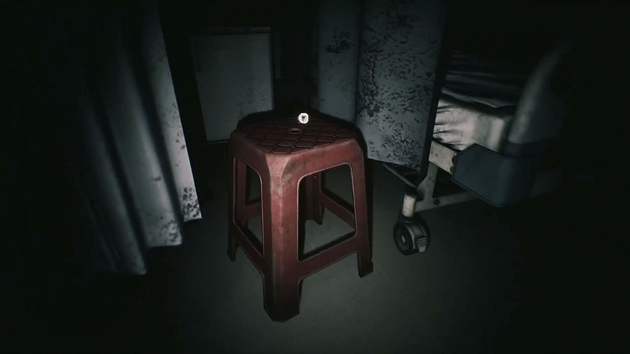 HARITI_red_chair