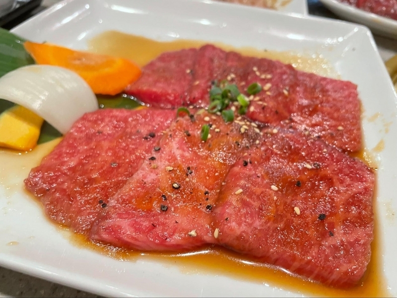 お皿に盛られた焼肉の肉の写真