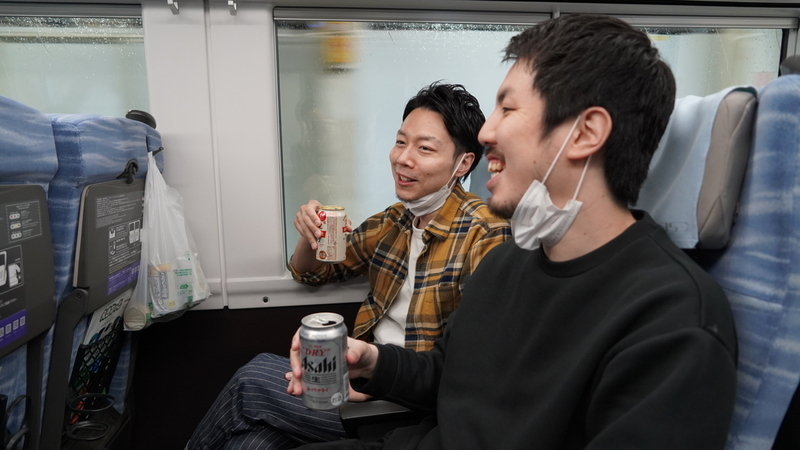 あずさでビールを飲む芹澤さんと森住さん