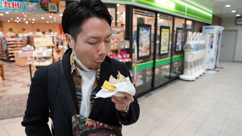 おやきを食べる芹澤さん