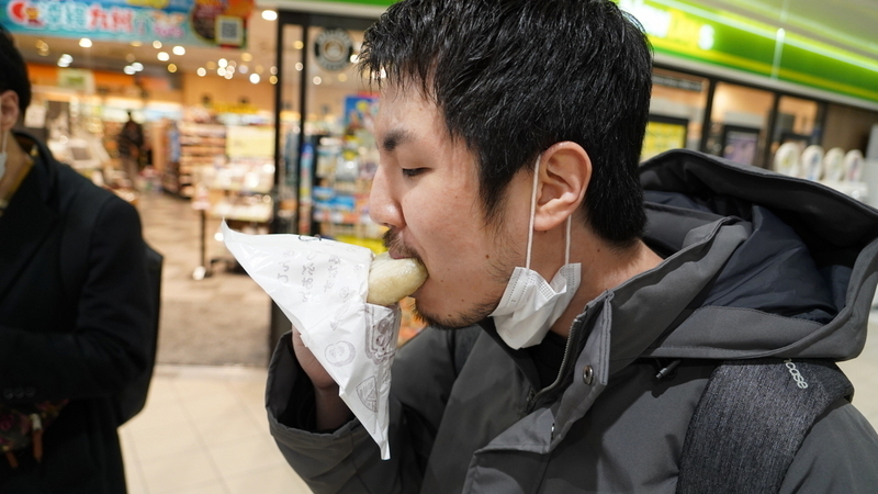 おやきを食べる森住さん