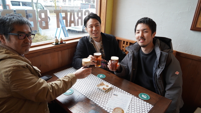 クラフトビールで乾杯している画像