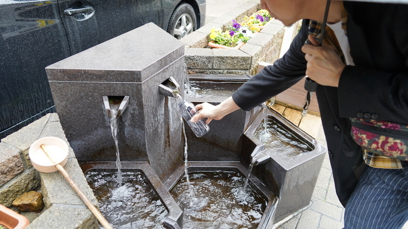 水を汲む芹澤さん