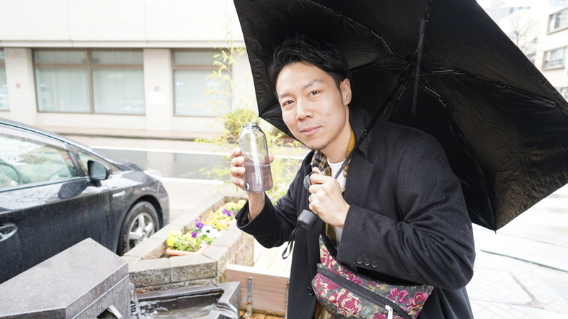 水を汲んだ芹澤さん
