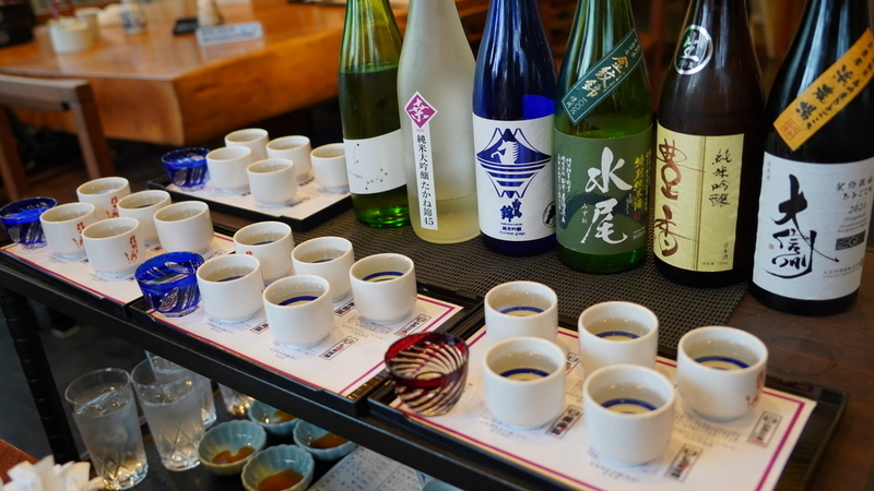 五種唎き酒盆と日本酒瓶の画像