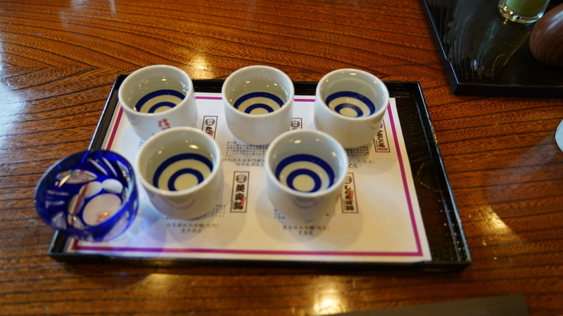 五種唎き酒盆の画像。6つのおちょこにそれぞれ違う日本酒が注がれている