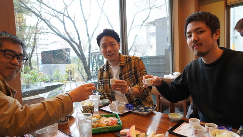 日本酒で乾杯している3人