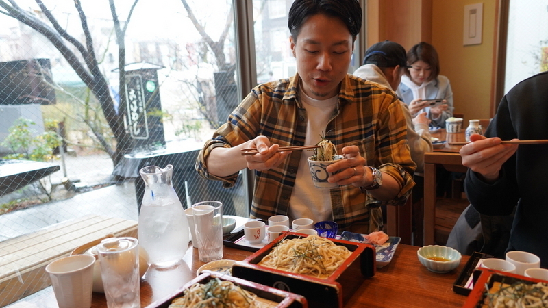 ざるそばを食べる芹澤さん