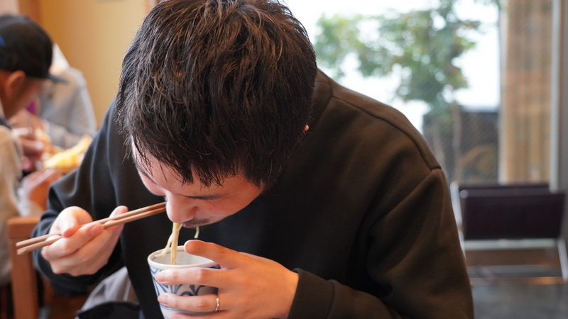 ざるそばを食べる森住さん