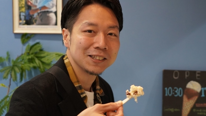アイスの味見をしている芹澤さん
