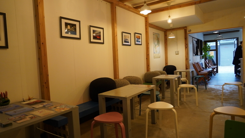 アイス屋店内スペース奥から入り口側を撮った写真