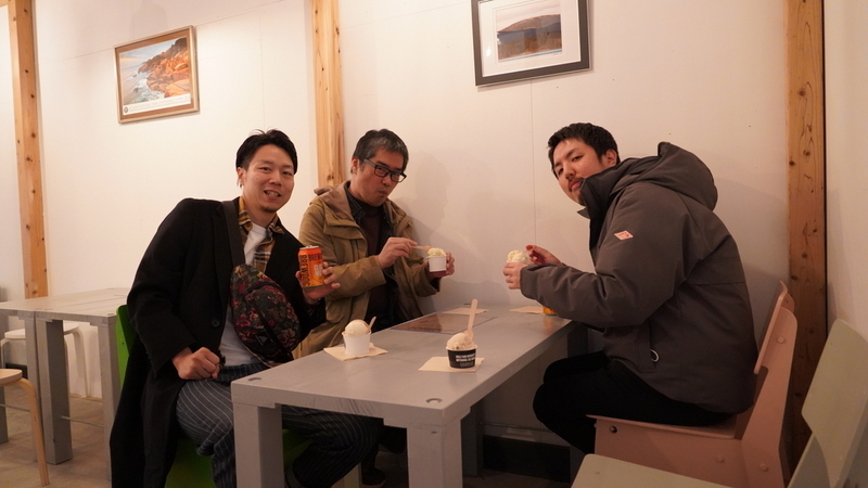 アイスを食べる3人