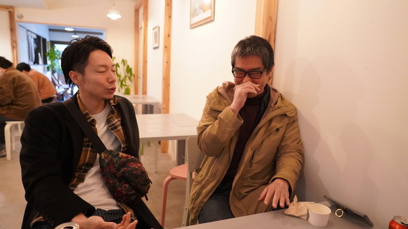 アイスを食べながら談笑する芹澤さんととみたさん