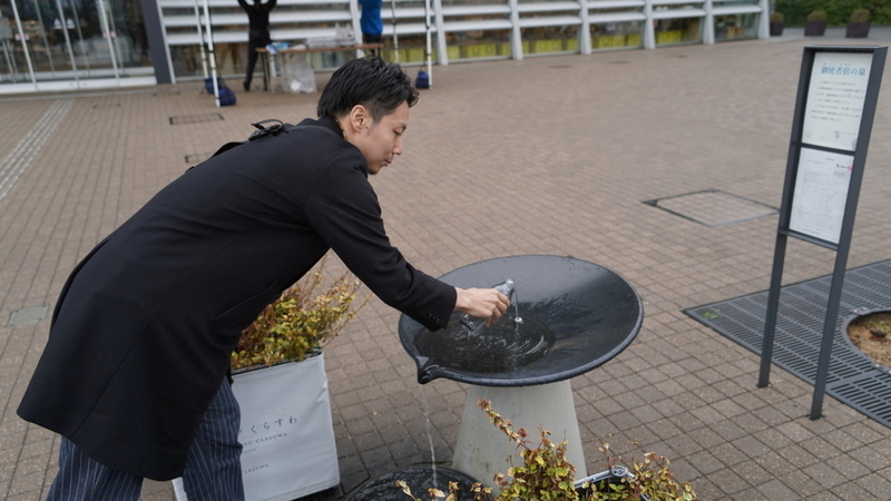 湧き水を汲む芹澤さん