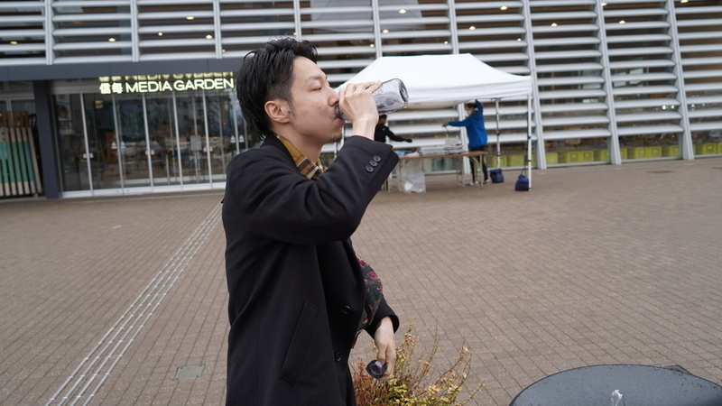 湧き水を飲む芹澤さん