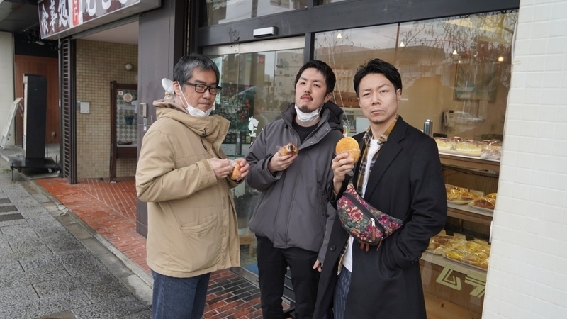パンを食べる3人