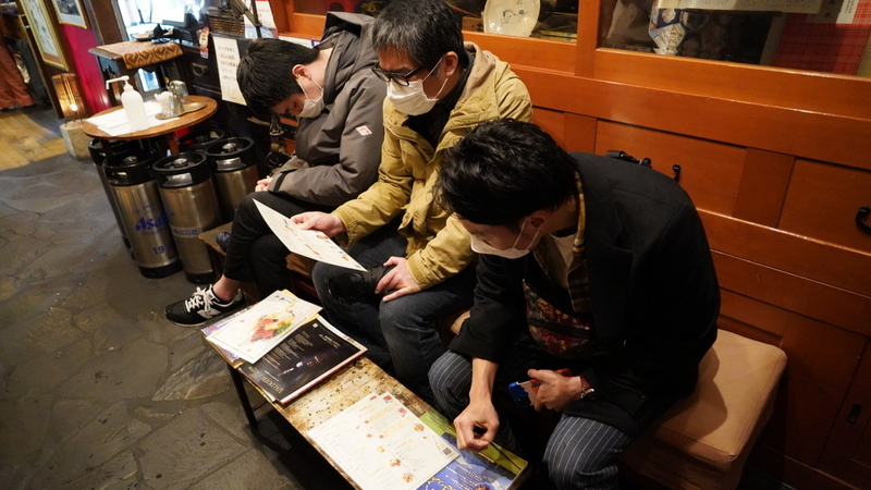 待合室で待つ3人