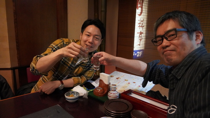 日本酒で乾杯する芹澤さんととみたさん