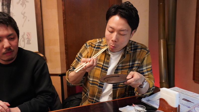 馬刺しを食べる芹澤さん