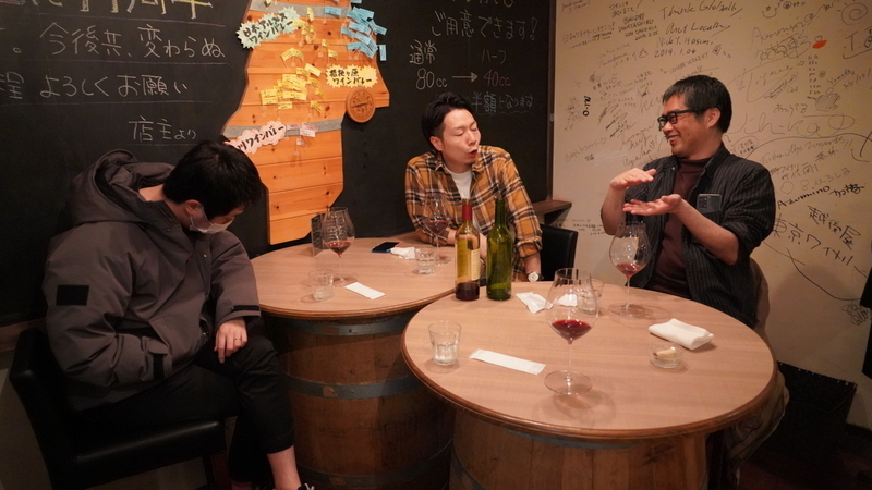 ワインを飲みながら談笑する3人