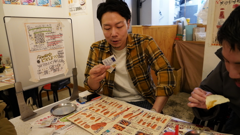 胃腸薬を持つ芹澤さん