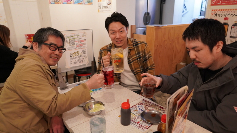 乾杯する3人