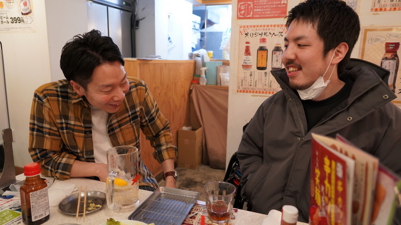 談笑する芹澤さんと森住さん
