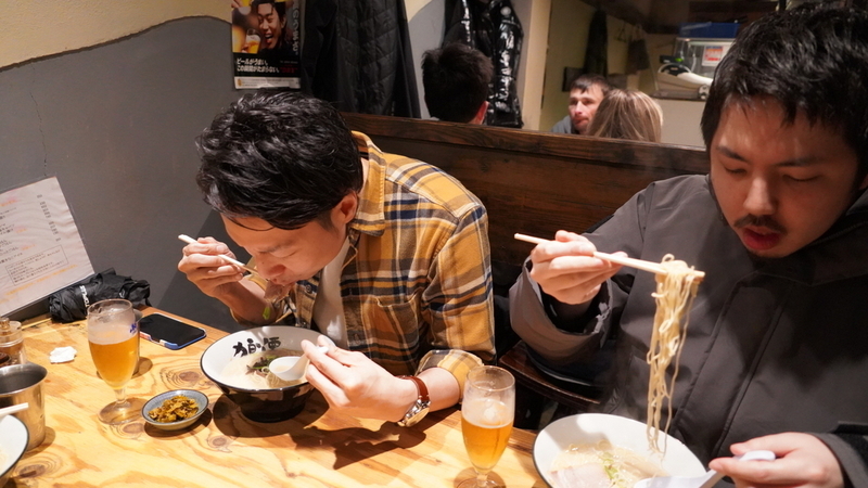 ラーメンを食べ始める芹澤さんと森住さん