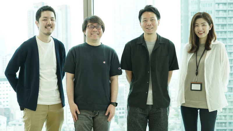 VPoE森住、EM山本、CEO芹澤、PO塚本がSmartHRのオフィス窓を背景に立っている