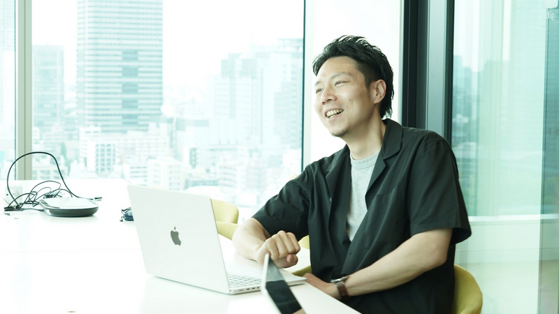 笑顔で話すCEO芹澤
