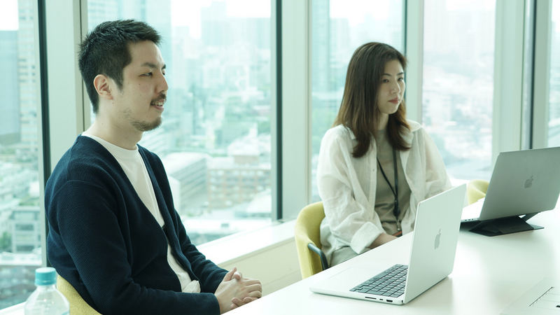 CEO芹澤の話を聞くVPoE森住とPO塚本