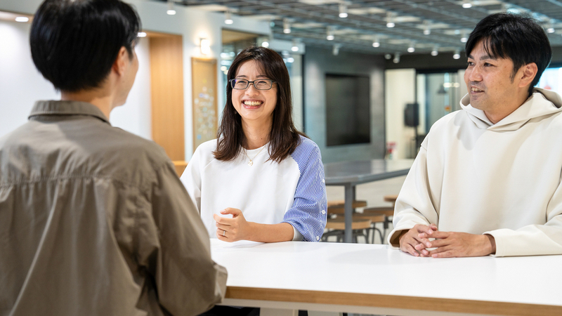 写真：安達さんに笑いかける松栄さん
