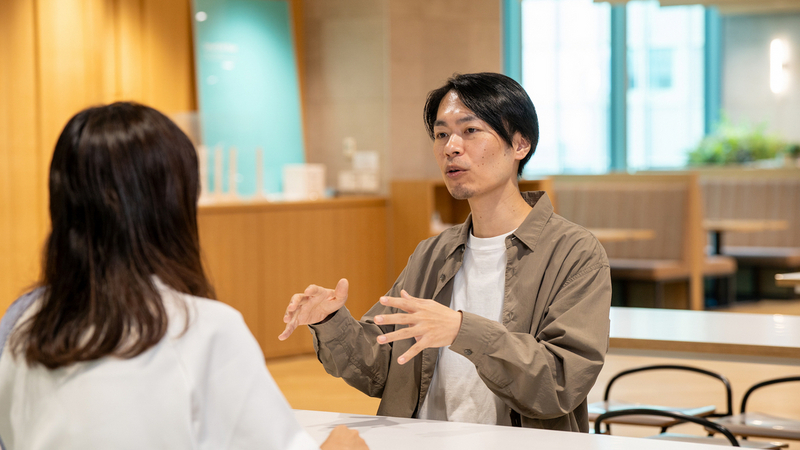 写真：安達さんがお話ししている