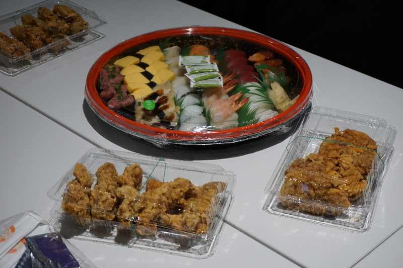 テーブルに並べられた寿司と唐揚げ