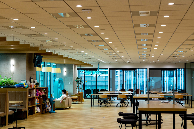 オフィスの隅で休んでいる森住さん