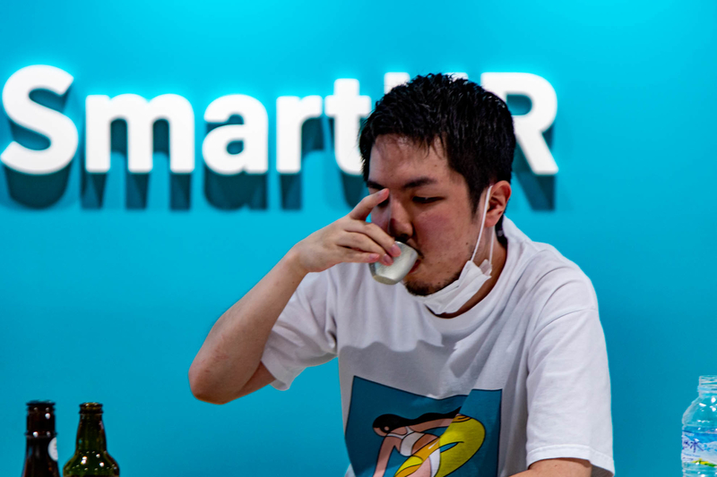 作を飲む森住さん