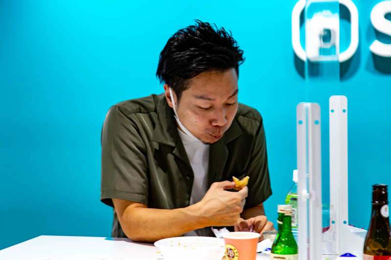 岩戸餅を食べる芹澤さん