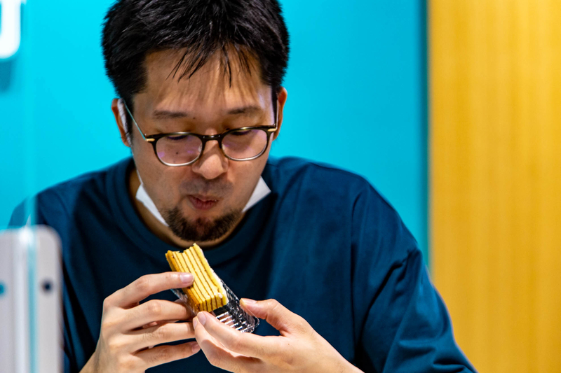 バウムクーヘンを食べる藤井さん