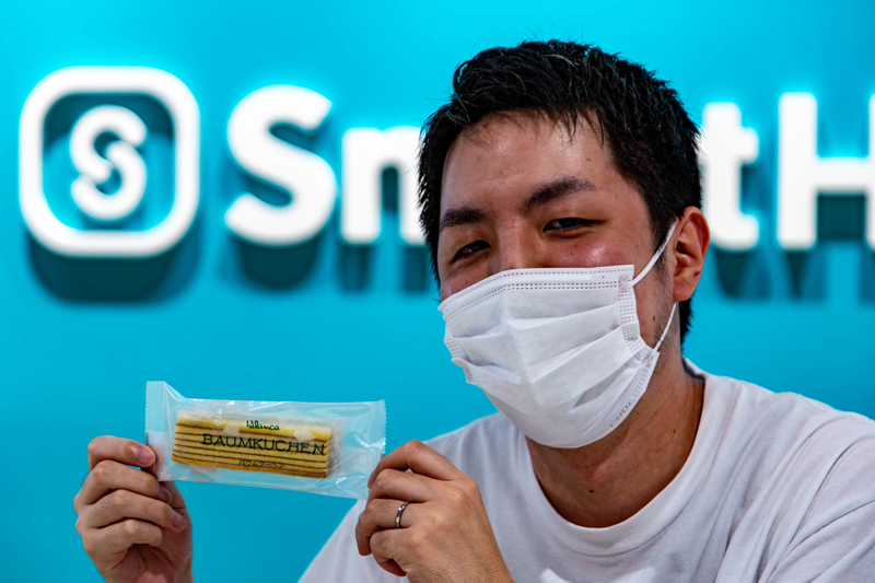 バウムクーヘンを持つ森住さん