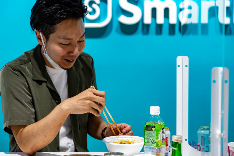 冷やし伊勢うどんを食べる芹澤さん