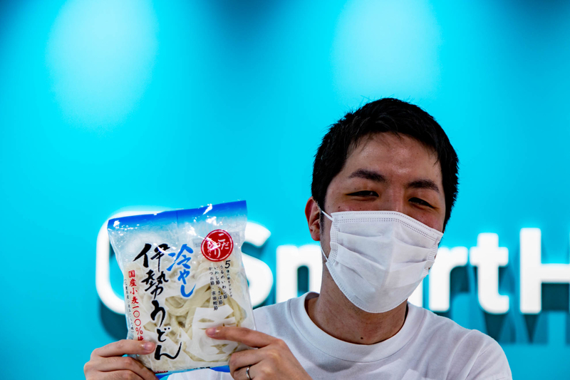 冷やし伊勢うどんを持つ森住さん