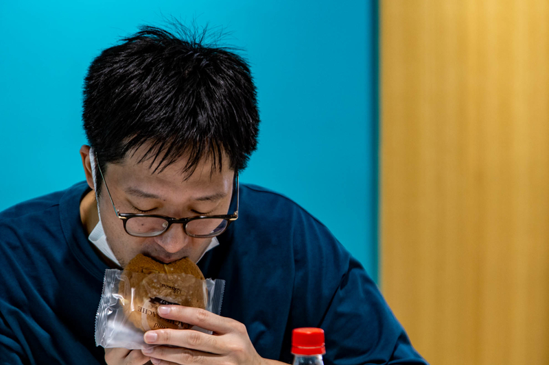 ロンド・カシュカシュを食べる藤井さん